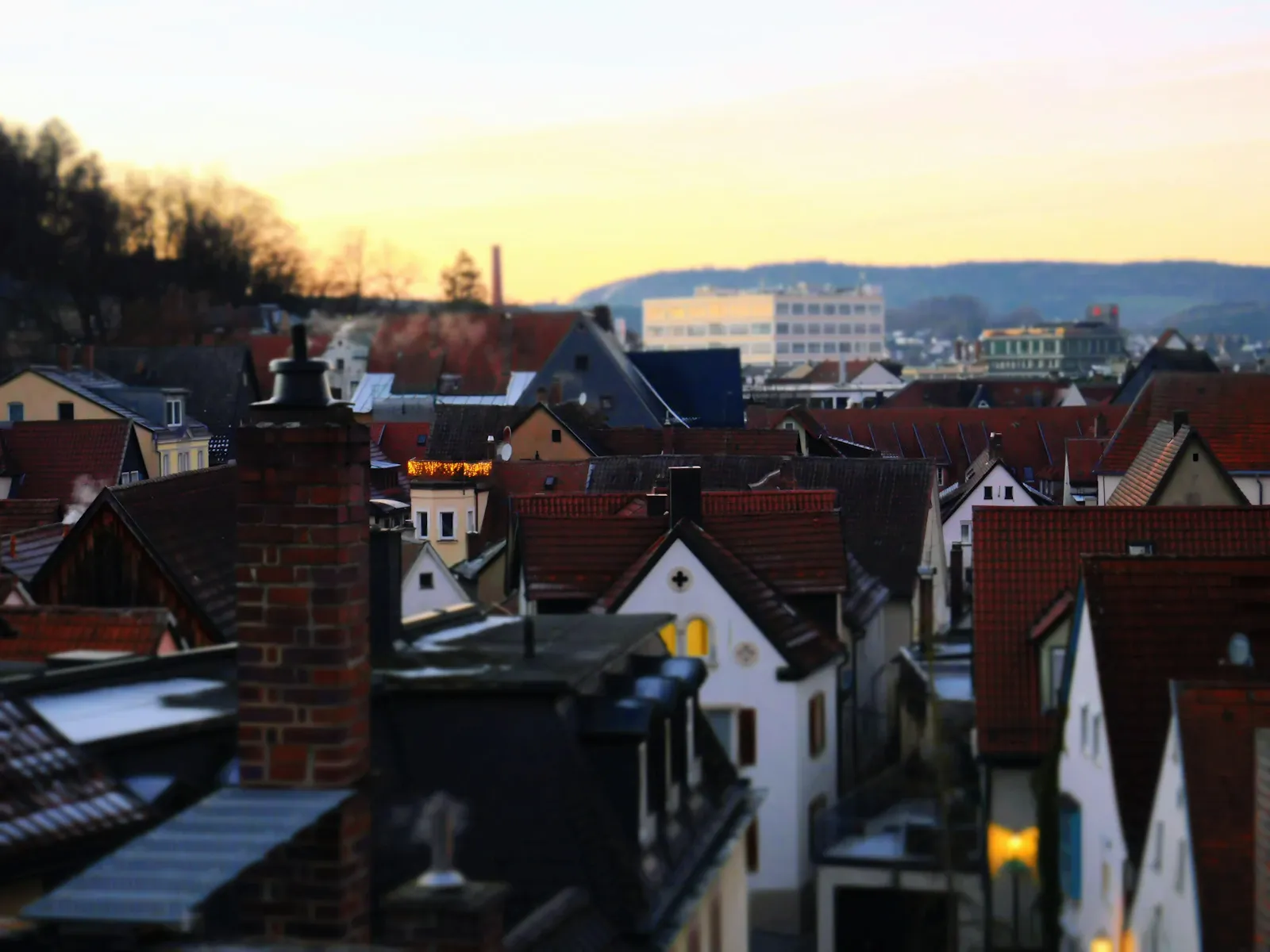 Erfahrung & Netzwerk in Heilbronn und Umgebung — JL Immobilienservice Dächer einer Kleinstadt in der Abenddämmerung.
